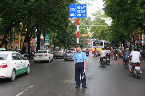 Hà Nội tính chuyện dỡ bỏ dải phân cách cứng - ảnh 1