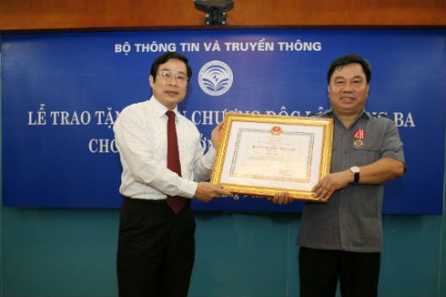 Trao Huân chương Độc lập và QĐ nghỉ hưu cho Thứ trưởng Đỗ Quý Doãn - ảnh 1