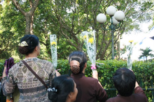 Hàng vạn người đổ về viếng Đại tướng Võ Nguyên Giáp - ảnh 13