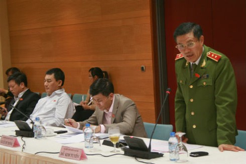 Qúa dễ dãi với người nước ngoài tại Việt Nam - ảnh 1