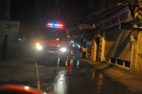 Hà Nội: Cháy nhà dân, một lính cứu hỏa nhập viện - ảnh 1