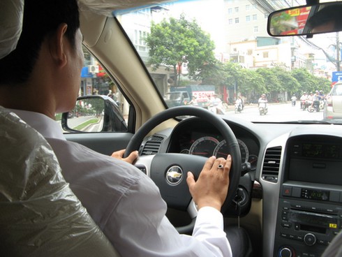 Hà Nội bắt đầu kiểm tra sức khỏe lái xe - ảnh 1