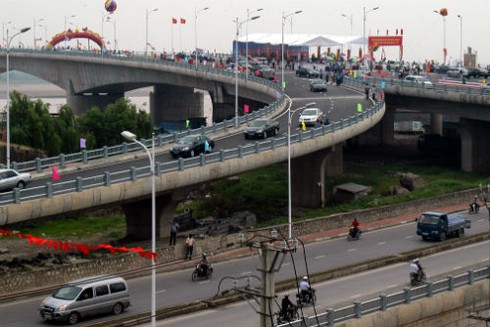 Cầu Vĩnh Tuy phải lùi thời hạn vì “vô cùng khó khăn” - ảnh 1