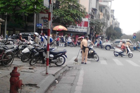 CSGT “nhập vai” công nhân quét rác trên đường Tôn Đức Thắng - ảnh 1