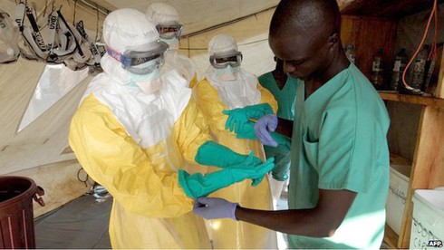 Hà Nội huy động 6 bệnh viện điều trị bệnh nhân Ebola - ảnh 1