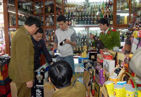 Buộc thôi việc cán bộ, công chức bảo kê cho buôn lậu - ảnh 1