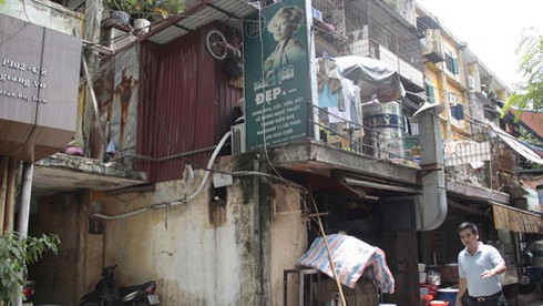 Hà Nội khẩn cấp di chuyển dân khỏi tòa nhà sắp sập ở Giảng Võ - ảnh 1