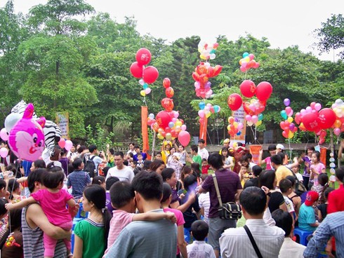 Hà Nội: 1.000 thanh niên đi bộ, thả bồ câu mang thông điệp hòa bình - ảnh 1