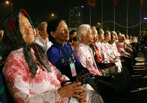 Tái giá vẫn phong tặng Bà mẹ Việt Nam anh hùng - ảnh 1