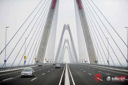 Phân luồng làn, cấm kinh doanh buôn bán trên cầu Nhật Tân - ảnh 1