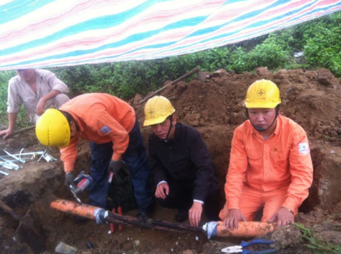 Hà Nội: Thời tiết xấu gây sự cố mất điện, khắc phục gặp khó khăn - ảnh 1
