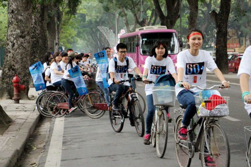 500 bạn trẻ đạp xe hưởng ứng chiến dịch giờ Trái Đất - ảnh 1