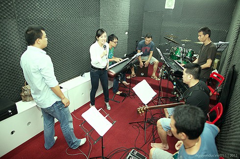 Hồng Nhung giản dị trên sàn tập