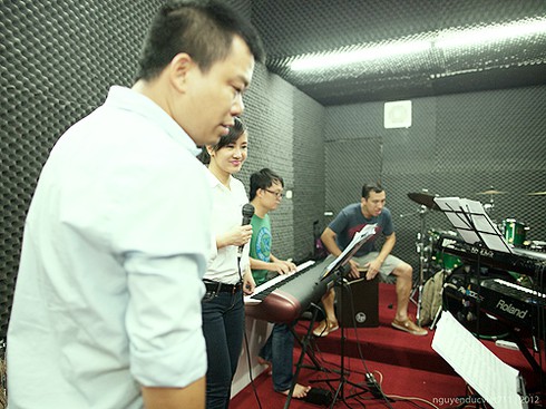 Hồng Nhung giản dị trên sàn tập