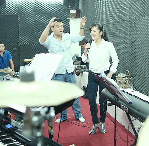 Hồng Nhung giản dị trên sàn tập