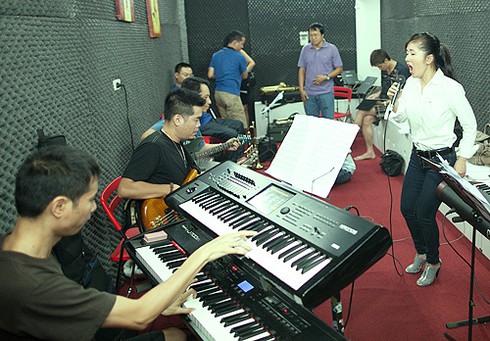 Hồng Nhung giản dị trên sàn tập