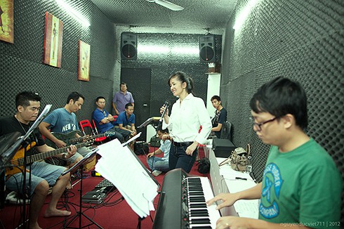 Hồng Nhung giản dị trên sàn tập