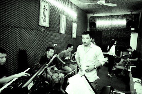 Hồng Nhung giản dị trên sàn tập