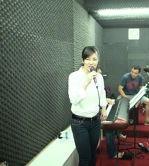 Hồng Nhung giản dị trên sàn tập