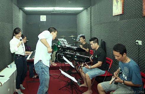 Hồng Nhung giản dị trên sàn tập