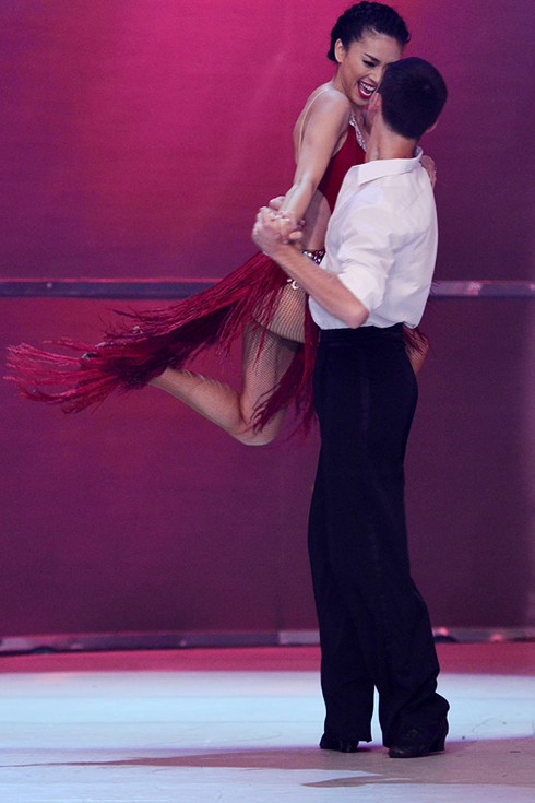 Ngô Thanh Vân khoe chân thon trên sàn khiêu vũ - ảnh 13