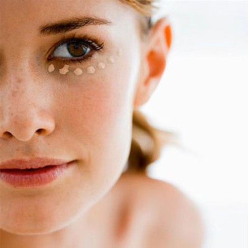 7 bước trang điểm che đi tàn nhang - ảnh 1