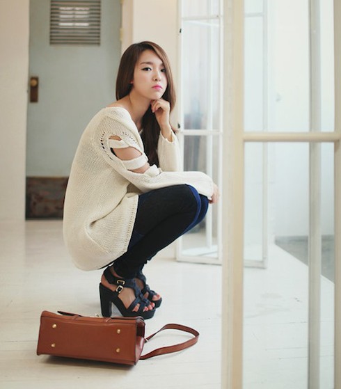 Diện áo len mỏng trẻ trung, phong cách 26