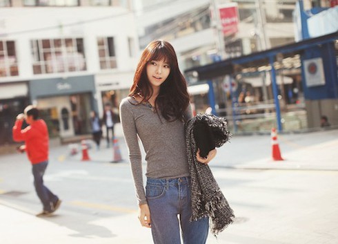 Diện áo len mỏng trẻ trung, phong cách 29