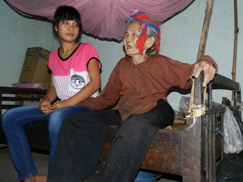 Cảm động nữ sinh hóa Tấm chăm sóc người già neo đơn