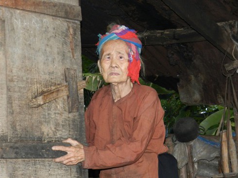 Cảm động nữ sinh hóa Tấm chăm sóc người già neo đơn