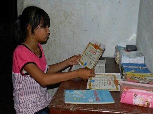 Cảm động nữ sinh hóa Tấm chăm sóc người già neo đơn