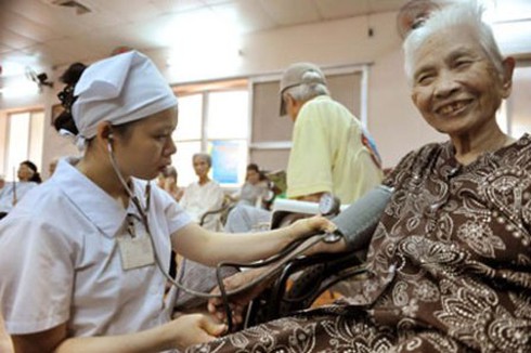 Chăm sóc sức khỏe người già không đơn thuần là chữa bệnh - ảnh 1