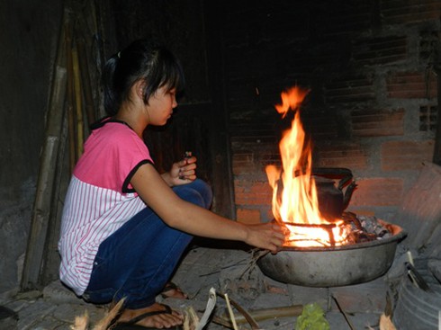 Cảm động nữ sinh hóa Tấm chăm sóc người già neo đơn