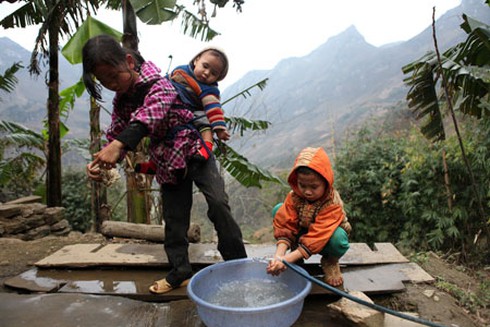 Bé gái 9 tuổi làm