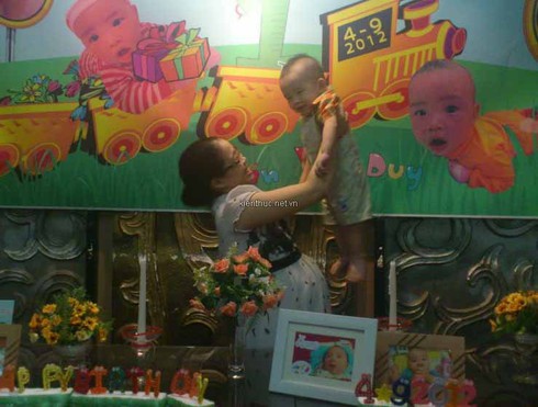 Chị Dung và bé Cò trong ngày sinh nhật bé