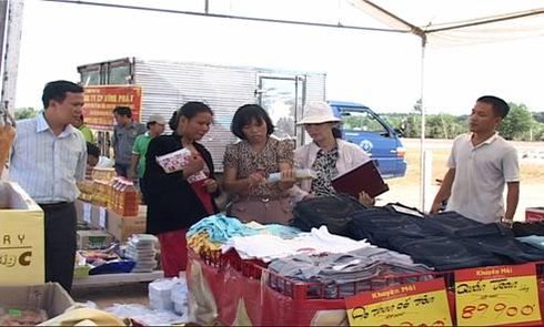 Phiên chợ bán hàng khuyến mãi tại thị trấn Phong Điền