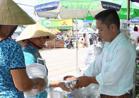 Phiên chợ hàng Việt tại huyện Châu Thành A (Hậu Giang).