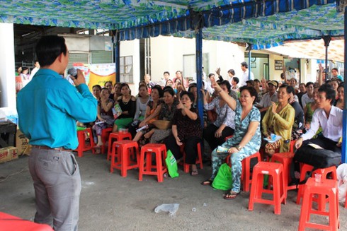 Dọn hàng sớm để kịp giờ học - ảnh 1