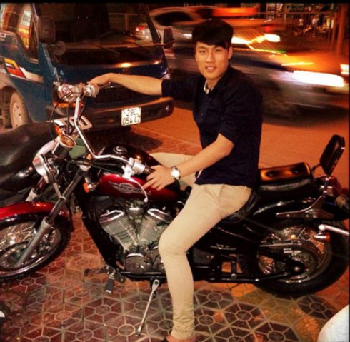 Cầu thủ Việt kiều Mạc Hồng Quân trổ tài vẽ tranh - ảnh 2