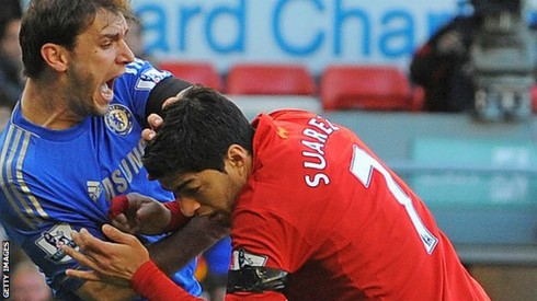 Suarez bị treo giò 3 trận vì hành động ‘cẩu xực’ - ảnh 1