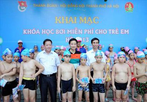Hà Nội: 200 thiếu nhi được học bơi miễn phí - ảnh 1