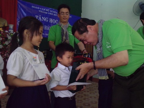 Trao tặng Radio cho bà con huyện đảo Lý Sơn - ảnh 1