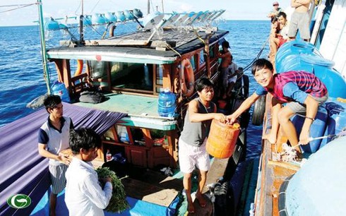 Chợ giữa biển Đông - ảnh 2