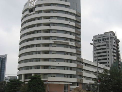 Tòa nhà chục tầng bỏ hoang tại trung tâm Thủ đô - ảnh 1