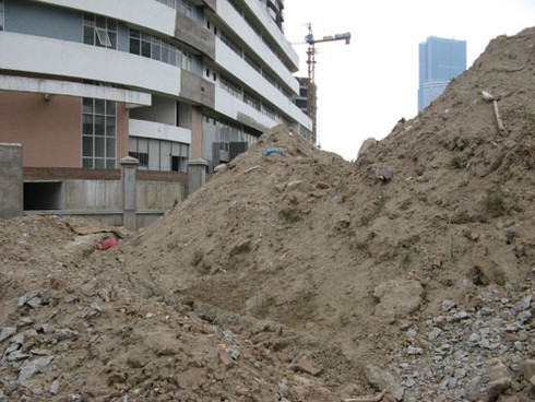 Tòa nhà chục tầng bỏ hoang tại trung tâm Thủ đô - ảnh 13