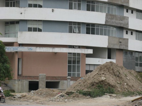 Tòa nhà chục tầng bỏ hoang tại trung tâm Thủ đô - ảnh 2