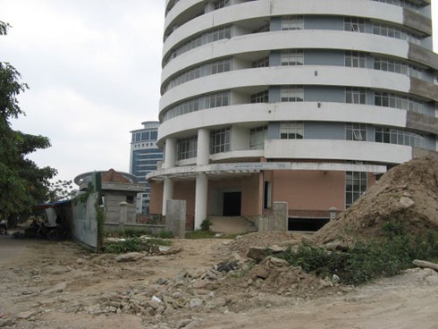 Tòa nhà chục tầng bỏ hoang tại trung tâm Thủ đô - ảnh 3