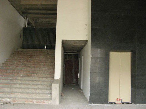 Tòa nhà chục tầng bỏ hoang tại trung tâm Thủ đô - ảnh 9