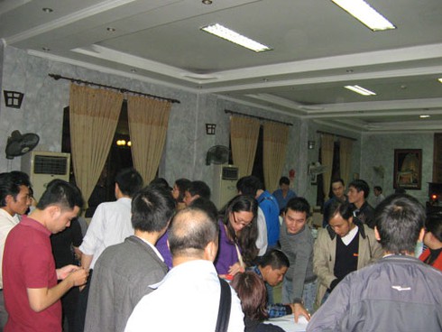 Người mua chung cư Xa La vây khách sạn Mường Thanh đòi quyền lợi - ảnh 2