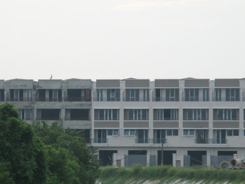 Khu đô thị bỏ hoang vì khách hàng không nhận nhà - ảnh 2